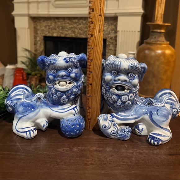 Two 7 x 6.5 Inch Chinese Porcelain Hand Painted Foo Dog Statues Holding Marbles. - Picture 6 of 7